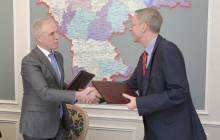 OAOEV-Geschäftsführer Harms (re.) mit Gouverneur Morosow. Foto: Regionale Entwicklungagentur