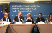 Der Sondergesandte der EU für Zentralasien Peter Burian (links) und der kasachische Vize-Außenminister Yermek Kosherbajev (daneben) gehörten zu den hochkarätigen Gästen, die OAOEV-Geschäftsführer Michael Harms beim Berliner Eurasischen Klub in Brüssel begrüßen konnte. Foto: Andreas Metz