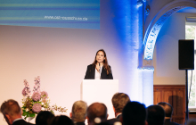 Die neue OA-Vorsitzende Cathrina Claas-Mühlhäuser eröffnet die Jahresveranstaltung, Foto:  Ekaterina Zershchikova 