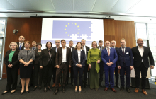 „Gemeinsam sind wir unschlagbar“: Bühnenfoto mit Vize-Kanzler Robert-Habeck, allen Referenten und den Repräsentanten der zehn Beitrittsländer. Foto: Jens Schicke / DIHK