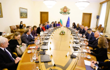 Höhepunkt des Besuchs war ein Gespräch mit Premierminister Scheljaskow und weiteren Regierungsvertretern. Foto: Kanzlei des Premierministers.