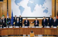 Außenminister Johann Wadephul und Niko Warbanoff (links neben ihm), Arbeitskreissprecher Zentralasien im Ost-Ausschuss, führten durch das Treffen mit den zentralasiatischen Außenministern im Weltsaal des Auswärtigen Amts. Foto: phototek.net