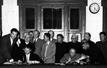 Unterzeichnung des ersten deutsch-chinesischen Handelsvertrags 1957, der maßgeblich durch die Arbeit des Ost-Ausschusses zustande kam. Foto: OA-Archiv