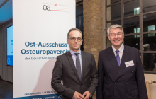 Der OAOEV-Vorsitzende Büchele (re.) begrüßte Außenminister Maas zum Neujahrsempfang. Foto: © Amélie Losier