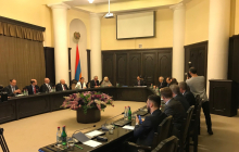 Die Delegation im Gespräch mit dem armenischen Vize-Premier Avinyan. Foto: S. Kägebein