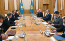 Dominik Schnichels (li.), BMWK, mit Präsident Kassym-Schomart Tokajew, Foto: Präsidialadministration der Republik Kasachstan