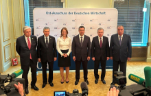 OA-Vorsitzende Cathrina Claas-Mühlhäuser mit den fünf Staatschefs aus Zentralasien, v.l.n.r. Toqajew (Kasachstan), Berdimukhamedov (Turkmenistan), Dschaparow (Kirgisistan); Mirziyoyev (Usbekistan), Rahmon (Tadschikistan). Foto: A. Metz