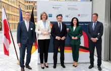Organisatoren und Gäste (von li. nach re): AHK-Geschäftsführer Lars Gutheil, DIHK-Hauptgeschäftsführerin Helena Melnikov, Minister Andrzej Domanski, Ministerin Reiche und der stellvertretende Ost-Ausschuss-Vorsitzende Philipp Haußmann. Foto: Jens Schicke/DIHK