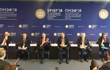 Deutsch-Russischer Business Dialogue auf dem SPIEF mit Moderator Klaus Mangold (3.v.links) und Alexej Mordaschow (links daneben). Foto: Dr. Christiane Schuchart