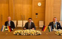 Die usbekische Privatisierungsagentur SAMA, der Ost-Ausschuss und Mangold Consulting unterzeichneten eine Vereinbarung über eine Zusammenarbeit im Bereich der Privatisierung usbekischer Staatsunternehmen. Foto: OA