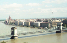 Kettenbrücke über die Donau in Budapest. Auch in Ungarn trübt das Corona-Virus die wirtschaftlichen Aussichten ein. Foto: A. Metz