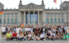 Die Stipendiatengeneration 2021 vor dem Berliner Reichstag. Foto: Ost-Ausschuss