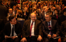 Der OAOEV-Vorsitzende Hermes (li.) mit Wirtschaftsminister Altmaier (Mitte) und Außenminister Tileuberdi beim Neujahrsempfang. Foto: ©Johannes Zacher