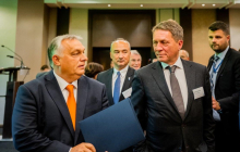 Ost-Ausschuss Vorstand Haußmann (2. V. re.) und AHK-Präsident Sávos (Mitte) begrüßten Premier Orbán zum Wirtschaftsforum. Foto: Steffi Rettinger