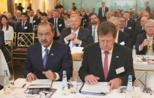 Der Sprecher des Länderkreises Zentralasien im Ost-Ausschuss Grundke (re.) mit Usbekistans Premierminister Aripov. Foto: C. Himmighoffen