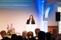 Die neue OA-Vorsitzende Cathrina Claas-Mühlhäuser eröffnet die Jahresveranstaltung, Foto:  Ekaterina Zershchikova 