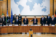 Außenminister Johann Wadephul und Niko Warbanoff (links neben ihm), Arbeitskreissprecher Zentralasien im Ost-Ausschuss, führten durch das Treffen mit den zentralasiatischen Außenministern im Weltsaal des Auswärtigen Amts. Foto: phototek.net