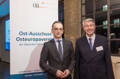 Der OAOEV-Vorsitzende Büchele (re.) begrüßte Außenminister Maas zum Neujahrsempfang. Foto: © Amélie Losier
