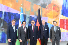 Gruppenbild mit Premier: v.l.n.r.: Manfred Grundke (Ost-Ausschuss), Volker Treier (DIHK), Ministerpräsident Aripov, Michael Harms (Ost-Ausschuss); Hovsep Voskanyan, AHK Zentralasien. OA; Foto: OA / Tatsiana Suermann