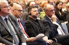 Der stellvertretende Ost-Ausschusses Vorsitzende Christian Bruch (2.v.li.) mit Präsident Selenskyj und Bundeskanzler Merz. Foto: Jens Schicke/DIHK