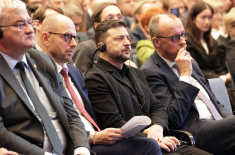 Der stellvertretende Ost-Ausschusses Vorsitzende Christian Bruch (2.v.li.) mit Präsident Selenskyj und Bundeskanzler Merz. Foto: Jens Schicke/DIHK