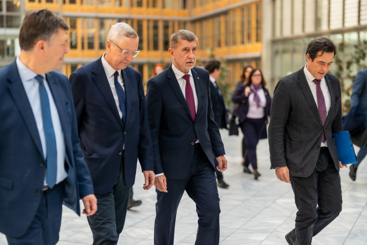 Ost-Ausschuss-Geschäftsführer Michael Harms (2.v-li) empfing den tschechischen Premier Andrzej Babis zusammen mit BDI-Geschäftsführer Wolfgang Niedermarkt (li.) und DIHK-Außenwirtschaftschef Volker Treier (re.) im Haus der Wirtschaft. Foto: Marius Schwarz