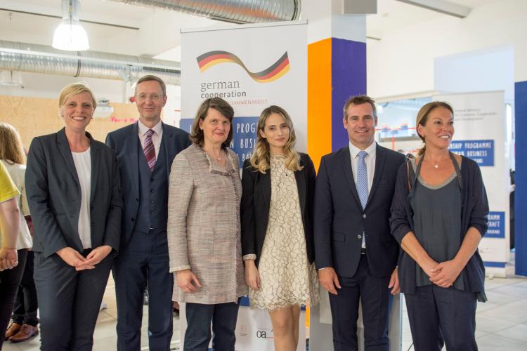 Feierlicher Empfang für die Stipendiaten des neuen Jahrgangs mit Projektleiterin Müller, OAOEV-Geschäftsführer Harms, Staatssekretärin Flachsbarth, Alumna Govedarica, Warbanoff, CEO der DB Engineering & Consulting GmbH, und Ruzica Djindjic (von li.) Foto: J. Scheer