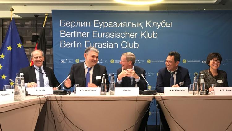 Der Sondergesandte der EU für Zentralasien Peter Burian (links) und der kasachische Vize-Außenminister Yermek Kosherbajev (daneben) gehörten zu den hochkarätigen Gästen, die OAOEV-Geschäftsführer Michael Harms beim Berliner Eurasischen Klub in Brüssel begrüßen konnte. Foto: Andreas Metz