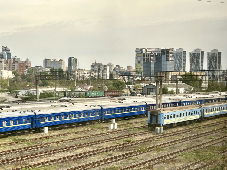Das Interesse in deutschen Unternehmen an Dienstreisen in die Ukraine wächst. Da der Flugverkehr weiterhin blockiert ist, nutzen die meisten Reisenden die Nachtzüge der Ukrainischen Staatsbahn  von den polnischen Bahnhöfen Chelm und Przemysl nach Kyjiw. Foto: Andreas Metz 