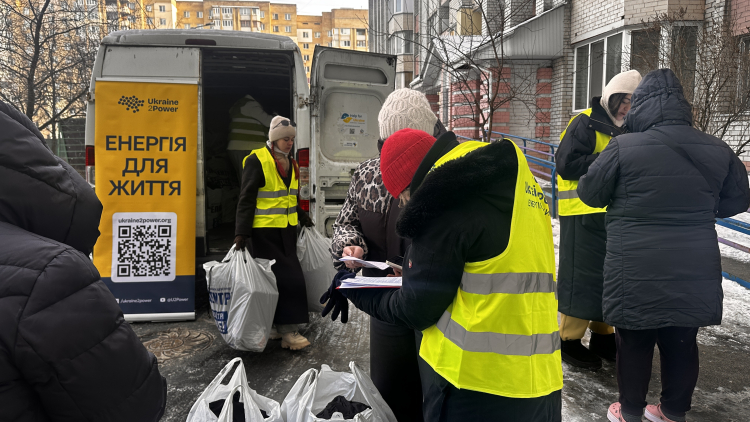 Wärme für die Ukraine: Die Berliner Initiative Ukraine2Power verteilt in Kyjiw Hilfe an die Bevölkerung. 80 Euro Spende reichen, um eine Wohnung mit einem Wärme- und Überlebenskit auszustatten. Foto: Ukraine2Power