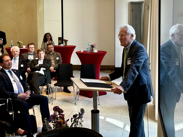 OA-Präsidiumsmitglied Peer Witten eröffnet das Forum in der Landesvertretung Hamburgs in Berlin. Foto: A. Metz