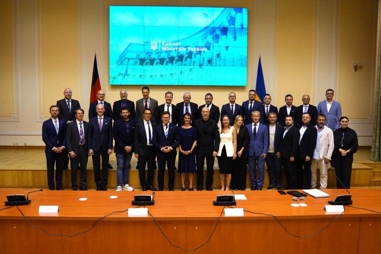 Vize-Premier Schmyhal mit den Teilnehmenden der Delegation. Foto: BMUNK