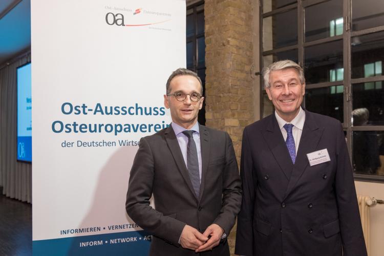 Der OAOEV-Vorsitzende Büchele (re.) begrüßte Außenminister Maas zum Neujahrsempfang. Foto: © Amélie Losier