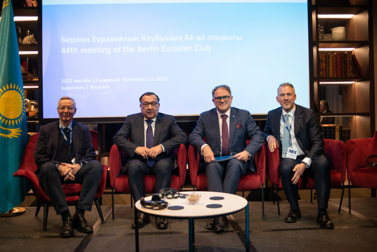 Michael Harms, Geschäftsführer, Ost-Ausschuss der Deutschen Wirtschaft Nurlan Onzhanov, Außerordentlicher und Bevollmächtigter Botschafter der Republik Kasachstan in Deutschland Roman Vassilenko, Außerordentlicher und Bevollmächtigter Botschafter der Republik Kasachstan in Belgien Stefan Geisperger, COO International Business & Consulting, DB Engineering & Consulting GmbH Foto: Tatiana Bratkina