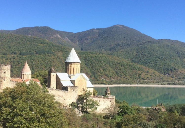 Georgien lockte mit der beeindruckenden Natur des Südkaukasus und jahrhundertealten Kulturstätten in den vergangenen Jahren immer mehr Touristen an. Durch die Coronakrise sind diese Erfolge nun in Frage gestellt. Foto: Andreas Metz