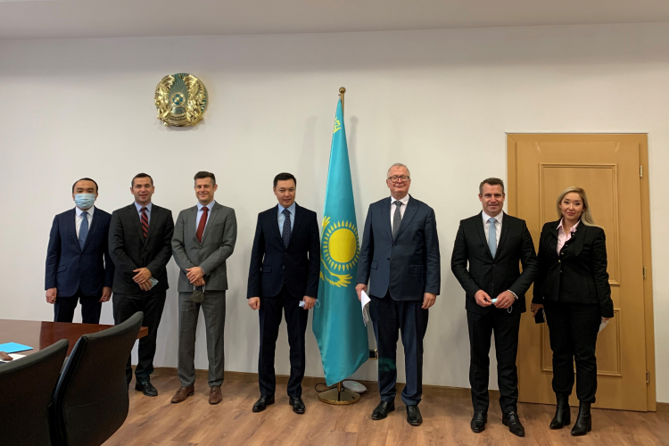 Vize-Außenminister Almaz Aidarov empfing die Delegation am ersten Tag der Reise, Foto: E. Kinsbruner