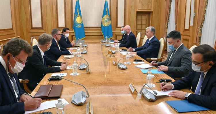 Dominik Schnichels (li.), BMWK, mit Präsident Kassym-Schomart Tokajew, Foto: Präsidialadministration der Republik Kasachstan