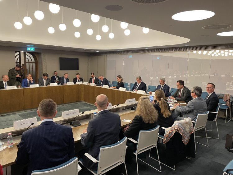 Im Gespräch mit Wirtschaftsminister Kapitány. Foto: Christian Himmighoffen