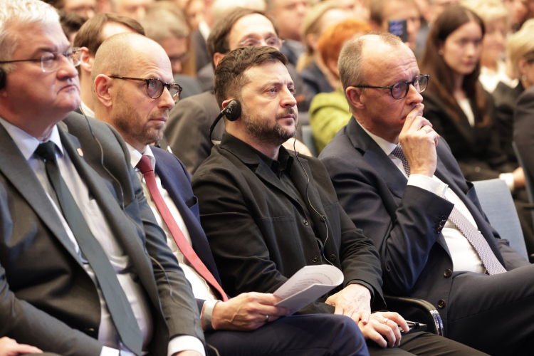 Der stellvertretende Ost-Ausschusses Vorsitzende Christian Bruch (2.v.li.) mit Präsident Selenskyj und Bundeskanzler Merz. Foto: Jens Schicke/DIHK