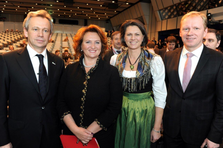 Die Landwirtschaftsministerinnen aus Russland und Deutschland, Elena Skrinnik (links) und Ilse Aigner, umrahmt durch den ukrainischen Agrarminister Mykloa Prisjashnjuk (links) und Ost-Ausschuss-Geschäftsführer Rainer Lindner. Foto: Peter Himsel