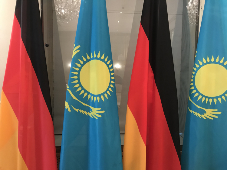 Flaggen Kasachstan-Deutschland