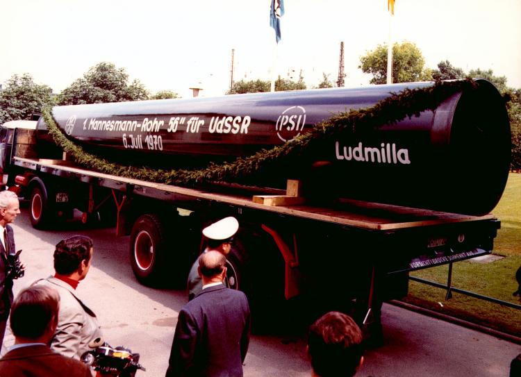 Auslieferung der ersten Röhren für den Pipelinebau im Sommer 1970; Foto: Ost-Ausschuss (Archiv)