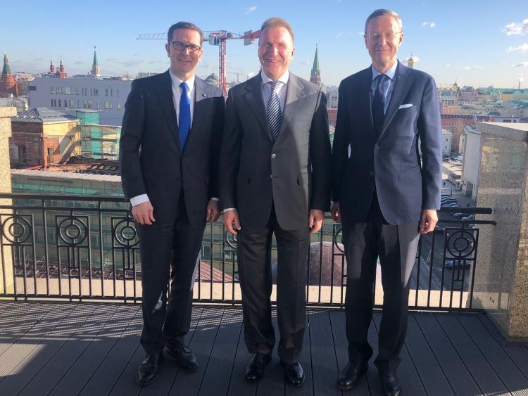 Mario Mehren (Wintershall DEA) mit Igor Schuwalow (Wneschekonombank) und Michael Harms (OAOEV), Foto: OAOEV