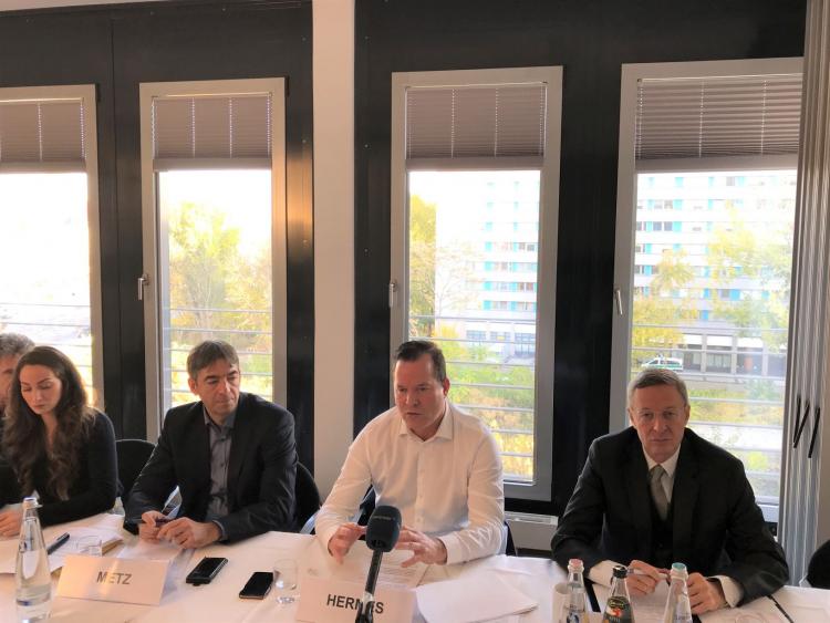 Oliver Hermes (2.v.re.) kommentierte aktuelle Entwicklungen in den OAOEV-Ländern. Foto: C. Himmighoffen