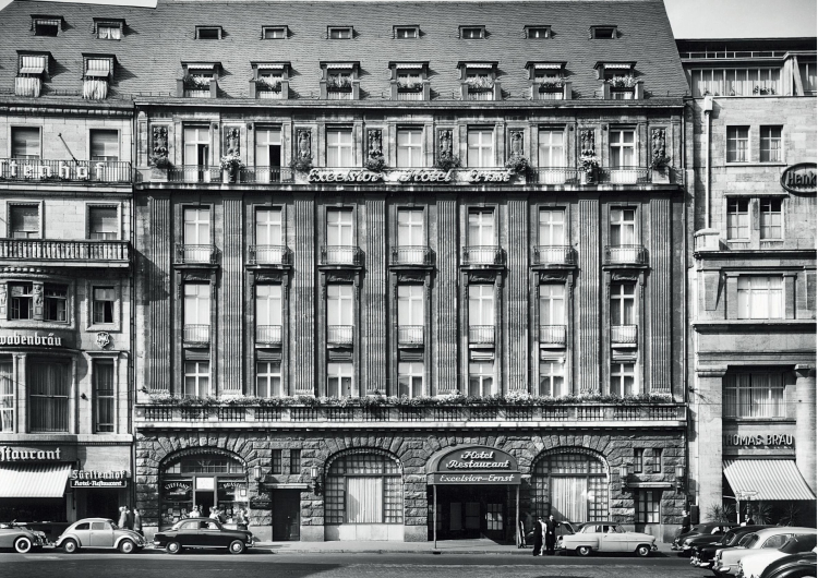 Außenansicht des Kölner Hotels Excelsior aus den 1940er Jahren. In dem Grand Hotel am Kölner Dom fand am 17. Dezember 1952 die konstituierende Sitzung des Ost-Ausschusses statt. Abbildung mit freundlicher Genehmigung des Excelsior Hotel Ernst. 