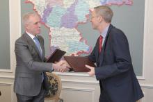 OAOEV-Geschäftsführer Harms (re.) mit Gouverneur Morosow. Foto: Regionale Entwicklungagentur