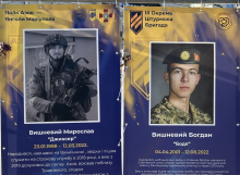 Erinnerung an gefallene ukrainische Soldaten in Kyjiw. Um den Kampf gegen Russland nicht zu verlieren, zieht die ukrainische Armee auch dringend benötigtes Fachpersonal aus Unternehmen ab, was die wirtschaftliche Entwicklung des Landes zusätzlich erschwert. Foto: Metz 