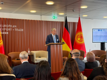 Vize-Premier Adylbek Kasymaliev bei der seiner Begrüßungsrede. Foto: Eduard Kinsbruner