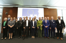 „Gemeinsam sind wir unschlagbar“: Bühnenfoto mit Vize-Kanzler Robert-Habeck, allen Referenten und den Repräsentanten der zehn Beitrittsländer. Foto: Jens Schicke / DIHK