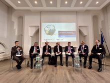 Ost-Ausschuss-Regionaldirektor Eduard Kinsbruner (links) moderierte die Runde mit den Vertretern der sechs Botschaften. Foto: A. Metz